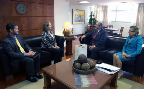 Momento de la reunión entre la embajadora de EEUU en nuestro país, Leslie Bassett, el titular de la Corte, Raúl Torres Kirmser y la ministra Alicia Pucheta