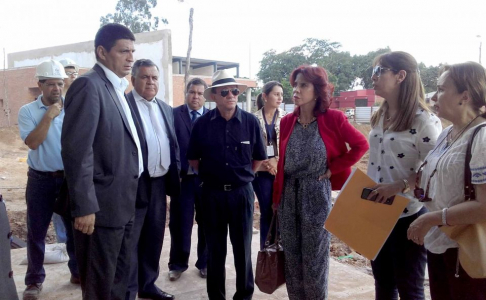 La ministra Miryam Peña dialoga con el presidente de la Circunscripciòn de Amambay, doctor Luis Benítez, y miembros del Consejo de Administraciòn sobre las obras en ejecución.