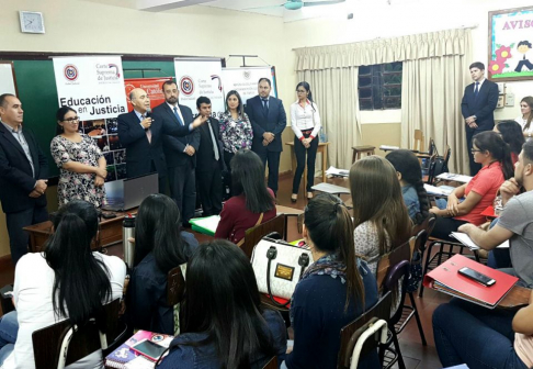 Autoridades de la zona de Itapúa dialogaron con futuros abogados de la Universidad Católica.