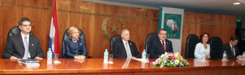 El titular de la máxima instancia judicial, doctor Luis María Benítez Riera, en compañía de las ministras Alicia Pucheta y Miryam Peña.
