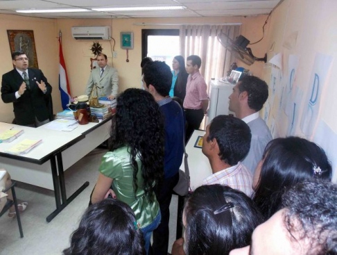 Los universitarios se interiorizaron de las funciones que cumple el Poder Judicial durante la visita que realizaron a la sede del Palacio de Justicia de Cordillera.