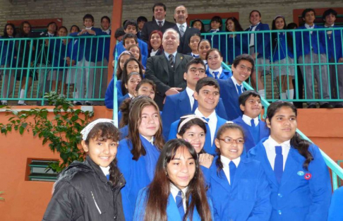 El ministro Luis María Benítez Riera y el agregado de la DEA, Beenny Ortiz, junto a los estudiantes.