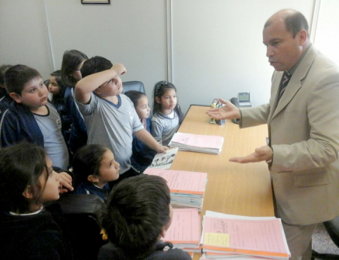 El juez Víctor José Yaharí compartió con los los estudiantes del tercer grado.