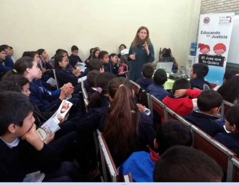 La doctora Gloria Benítez impartió charla educativa en una escuela de Villa Elisa.