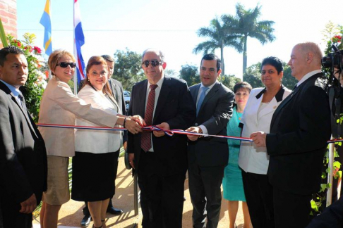 El presidente de la Corte Suprema de Justicia, Dr. José Raúl Torres Kirmser, acompañado de otras autoridades, procede a la inauguración oficial del moderno local.