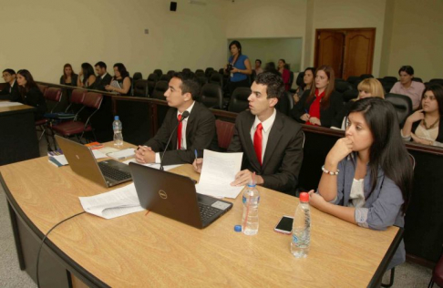 La competencia interuniversitaria se inició este martes en la Sala de Juicios Orales del Palacio de Justicia de Asunción.