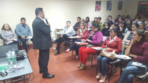 El juez Penal de Garantías Carlos Martínez dialogó amenamente con los adolescentes sobre temas inherentes a la justicia.