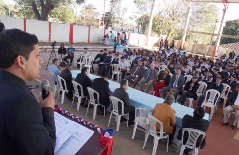 Abogado Augusto Acuña, juez de Paz de la ciudad de Itacurubí de la Cordillera, dando las palabras de bienvenida.