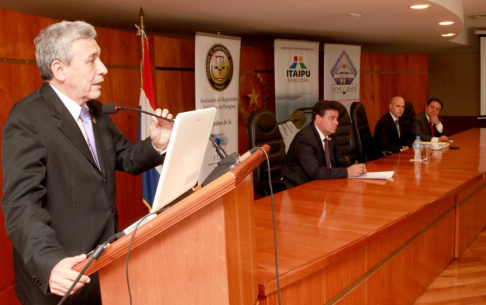 El presidente de la Asociación de Magistrados Judiciales del Paraguay (AMJP), Ángel Daniel Cohene, brindando el saludo de apertura a la conferencia. 