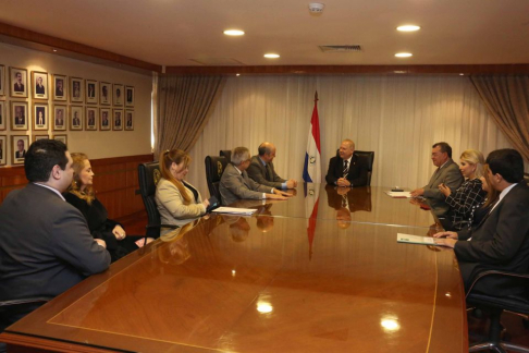 El presidente Luis María Benítez Riera recibió a una comitiva de la Asociación de Jueces del Paraguay y representantes de la Universidad Nacional del Litoral.