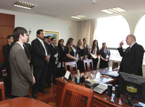 Ministro de la Corte, doctor Luís María Benítez Riera aconsejó a los estudiantes a formarse para ser excelentes profesionales 