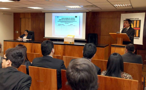 El abogado Andrés Ramírez explicando a los participantes el desarrollo del concurso.