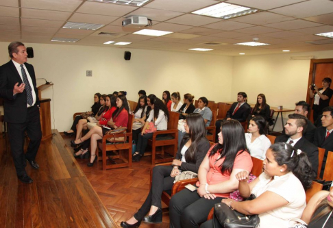 Los estudiantes de Derecho UNA, filial Caacupé, dialogaron con el camarista del fuero penal Emiliano Rolón.