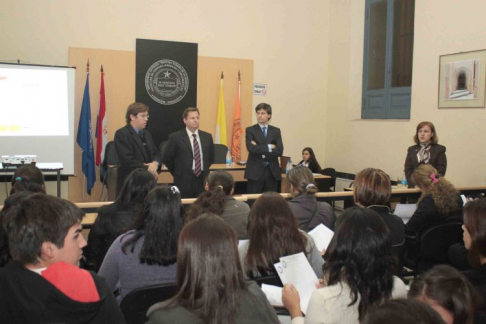 El juez Alberto Martínez Simón (centro) dirigiéndose a los estudiantes de la Universidad Católica.