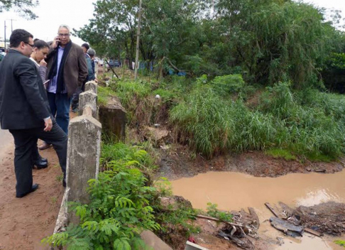 El director de la Dirección de Derecho Ambiental, abogado Marcos Benítez, y el fiscal general adjunto Jorge Sosa verificaron las condiciones del arroyo Tayuazapé.