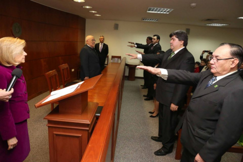 La presidenta de la Corte, doctora Alicia Pucheta de Correa, acompañada del ministro Sindulfo Blanco, tomó juramento de rigor a cuatro magistrados y un agente fiscal.