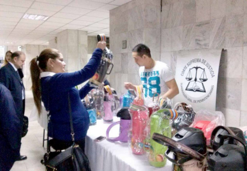 En la plazoleta de la sede judicial de Asunción se llevó a cabo la exposición de productos artesanales.