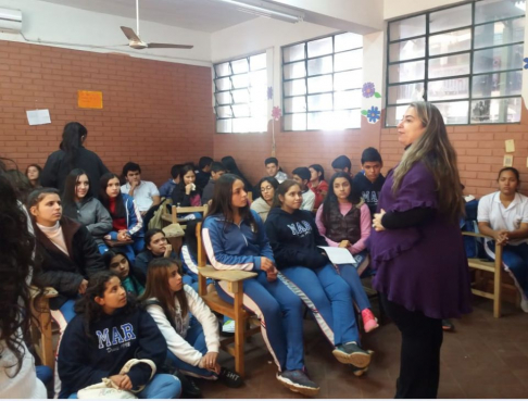 La doctora Lourdes Sandoval estuvo a cargo de la jornada de capacitación a estudiantes del Colegio Miguel Ángel Rodríguez.