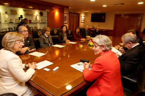 Los ministros de la máxima instancia judicial durante el encuentro con la directora de la Unesco.