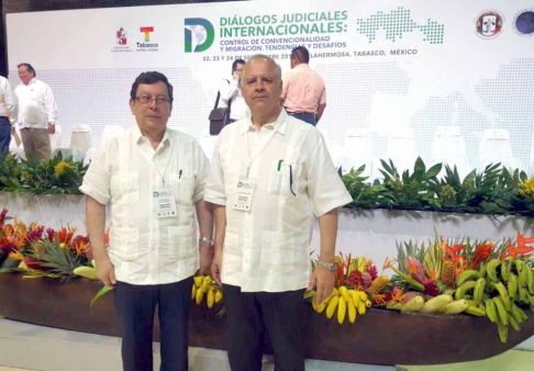El presidente de la Corte de Ecuador, Carlos Ramírez, actual secretario pro tempore de la Cumbre Judicial, y el ministro Luis María Benítez Riera, anterior secretario pro tempore.