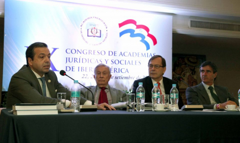 En el panel los doctores Ernesto Velázquez Argaña, Efraín Richard y Roberto Ruiz Diaz Labrano (moderadores) y el doctor Domingo Bello Janeiro.