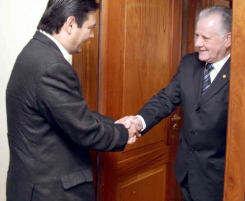 El presidente de la Corte Suprema de Justicia, doctor Víctor Núñez, saluda al ministro de Obras Públicas, Enrique Salyn Buzarquis.