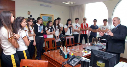 El ministro Luis María Benítez Riera conversando con estudiantes en su despacho, durante un encuentro el año pasado.