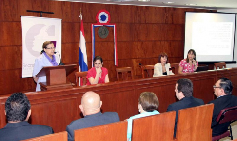 La ministra Alicia Pucheta de Correa dirigió unas palabras a los presentes recordando el "Día de la Mujer Paraguaya".