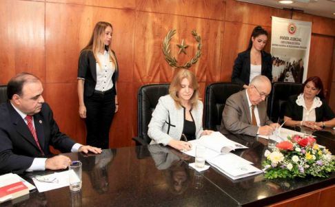 Firmaron el convenio, por la Corte: el ministro Miguel Oscar Bajac, el doctor Rigoberto Zarza, director del Programa de Facilitadores,  Ana María Baiardi, ministra de la Mujer y la abogada Estela Sánchez, viceministra.