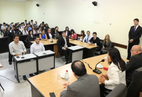 Estudiantes de Derecho de la UNA debatieron sobre proceso penales con Tribunal de Sentencia