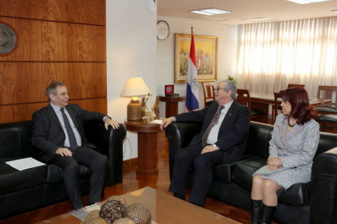 El embajador de la Federación de Rusia en nuestro país, Nikolay Tavdumadz durante su encuentro con el titular del máximo tribunal, José Raúl Torres kimrser y la ministra Miryam Peña.