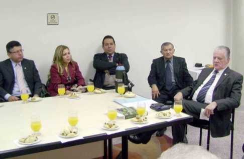 El presidente de la Corte, doctor Víctor Manuel Nuñez durante una reunión con magistrados de Amambay