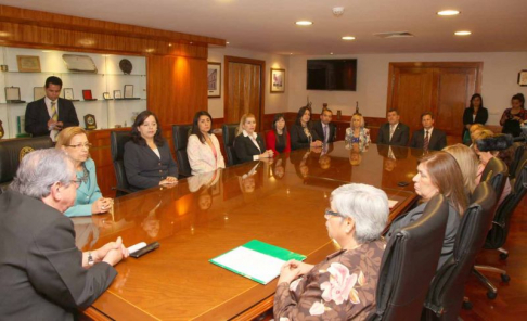 El presidente de la Corte Suprema, doctor Raúl Torres Kirmser, y la ministra doctora Alicia Pucheta de Correa recibieron a los jueces durante el desarrollo de la reunión.