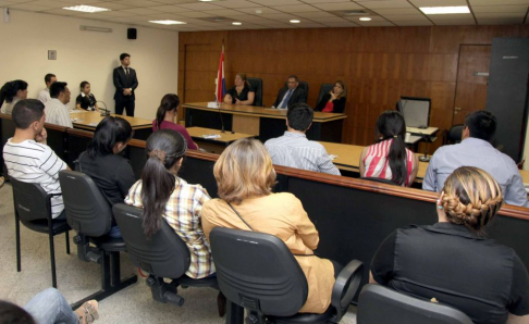 Los estudiantes de la Universidad Nordeste del Paraguay dialogaron con un Tribunal de Sentencia.
