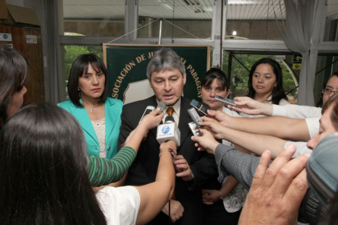 El presidente de la Asociación de Jueces del Paraguay, José Agustín Fernández durante la conferencia de prensa donde brindó detalles de las jornadas conmemorativas