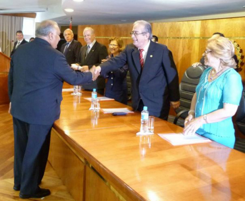 Lucio Talavera recibiendo el reconocimiento por parte del presidente de la Corte Suprema, doctor José Raúl Torres Kirmser.