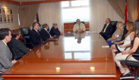 Primeramente el presidente de la Corte se reunió con los integrantes de la Asociación de Jueces del Paraguay.