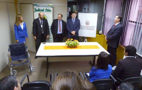 La directora Julia Cardozo en compañía de los representantes de la Cooperativa Judicial Ltda. hicieron el acto de entrega de la silla de ruedas.