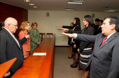 El juramento fue tomado por los ministros Alicia Pucheta de Correa, Sindulfo Blanco y Gladys Bareiro de Módica.