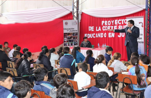 El juez Penal Adolescente, doctor Camilo Torres diálogo con los niños sobre sus derechos y obligaciones