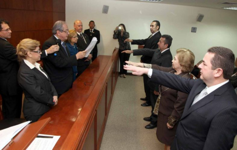 Momento del juramento de rigor de los camaristas del Guairá y juez de Boquerón.