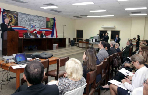 El presidente de la Corte Suprema, doctor Víctor Manuel Núñez, dirigiéndose a los asistentes del último taller preparatorio realizado en Encarnación.