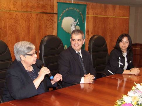La doctora Valentina Núñez acompañada de los expositores, doctor Enrique Riera y la doctora Lourdes Sanabria.