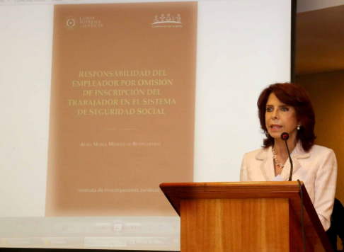 La presentación del libro estuvo a cargo de la vicepresidenta segunda la máxima instancia judicial, ministra Miryam Peña