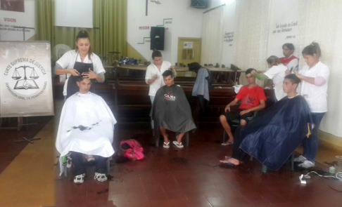 Se realizó una jornada de corte de cabello a más de 250 internos de Tacumbú.