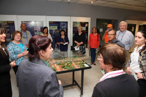 La coordinadora del Museo de la Justicia, Rosa Palau, presentando a la doctora Margarita Durán.