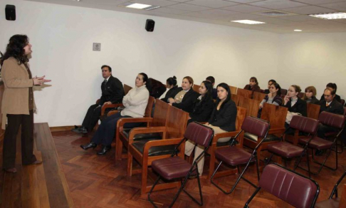 La doctora Silvia López Saffi durante su ponencia en el curso de capacitación para secretarios y funcionarios del fuero de la Niñez y la Adolescencia