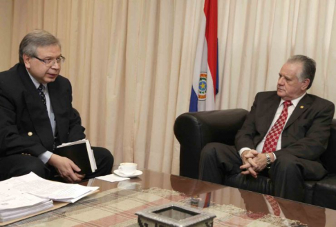 El ministro de Salud Antonio Arbo junto al presidente de la Corte Suprema Víctor Manuel Nuñez