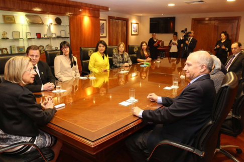 Presidenta de la Corte recibe a catedrático internacional con los miembros de la Asociación de Jueces del Paraguay.