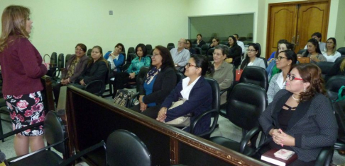 Charla sobre Derechos Reales Inmobiliarios de Disfrute en la sala de juicios orales del Palacio de Justicia de Asunción.
